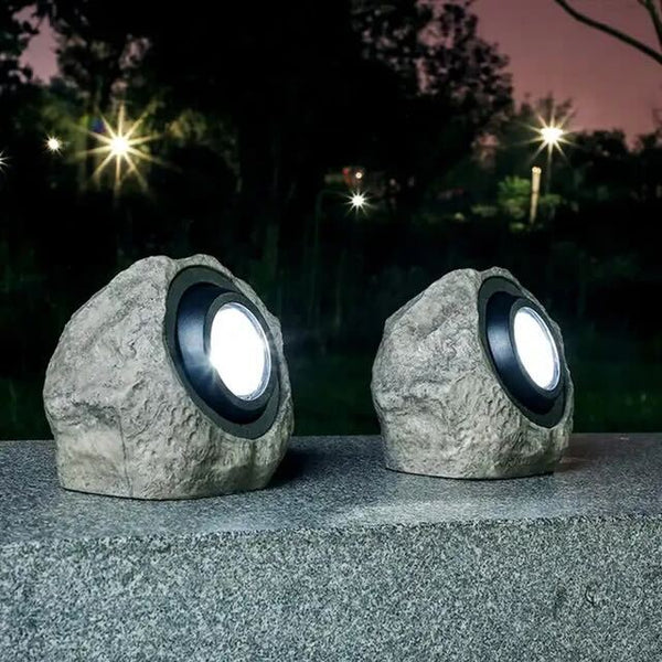 "Steinformet solcelledrevet LED utelys, naturlig design, perfekt for hager og terrasser, miljøvennlig og stilfull."
