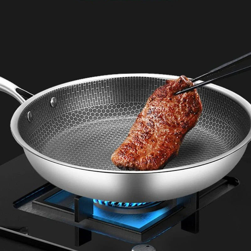 "Stekepanne i rustfritt stål med slitesterkt non-stick belegg og ergonomisk håndtak, 30 cm, moderne design."