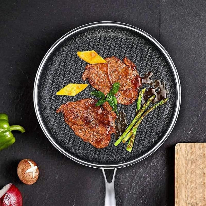 "Stekepanne i rustfritt stål med slitesterkt non-stick belegg og ergonomisk håndtak, 30 cm, moderne design."