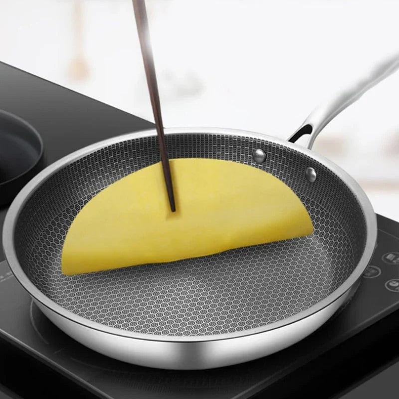 "Stekepanne i rustfritt stål med slitesterkt non-stick belegg og ergonomisk håndtak, 30 cm, moderne design."