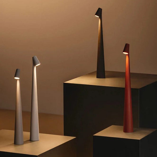 "Stilfull, bærbar LED bordlampe i minimalistisk design med justerbare lysnivåer og matt finish, perfekt for ethvert rom."