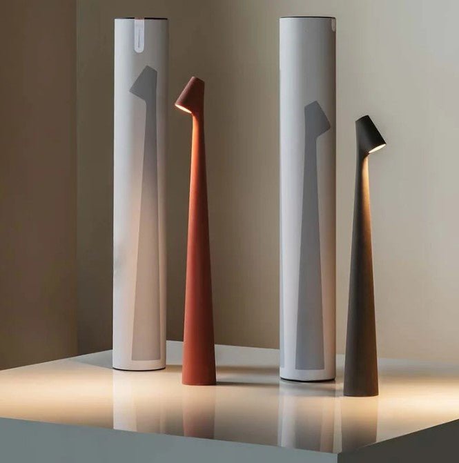 "Stilfull, bærbar LED bordlampe i minimalistisk design med justerbare lysnivåer og matt finish, perfekt for ethvert rom."