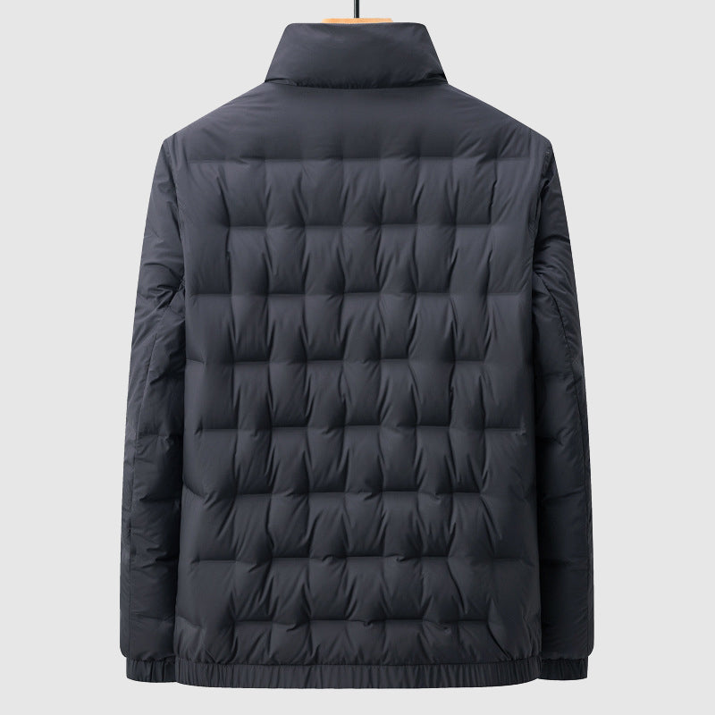 Robust herrejakke, quilted og vindtett. Vanntett ytterjakke designet for komfort på kjølige uteaktiviteter.