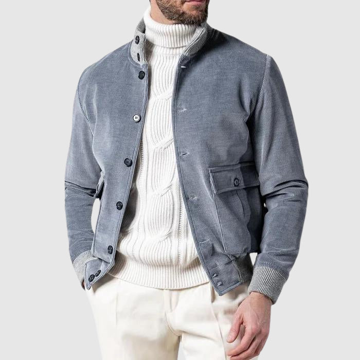 Ribbet herrejakke for vår og høst. Komfortabel og casual ytterplagg for hverdagsbruk.
