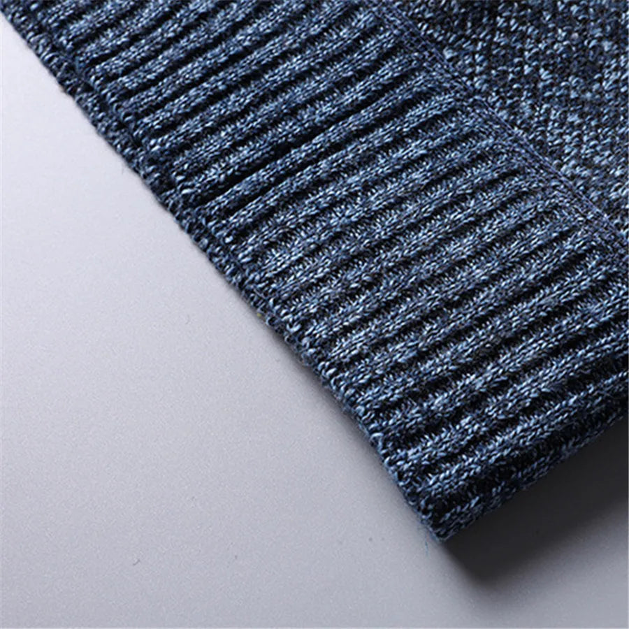 Detalj av høy nakke og half zip glidelås på komfortabel herregenser. Varm og stilfull.