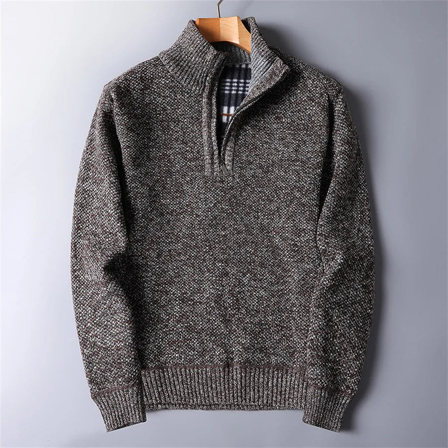 Mann iført stilfull herregenser half zip, høy nakke med glidelås. Komfortabel passform.