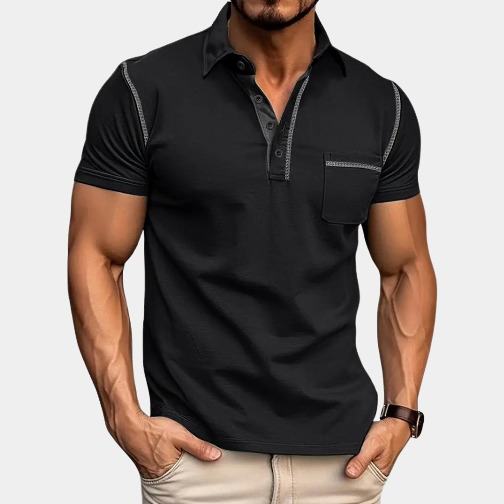 Mann iført en komfortabel, stilfull herrepoloshirt. Ideell herreklær for fritidsaktiviteter og avslappede dager.
