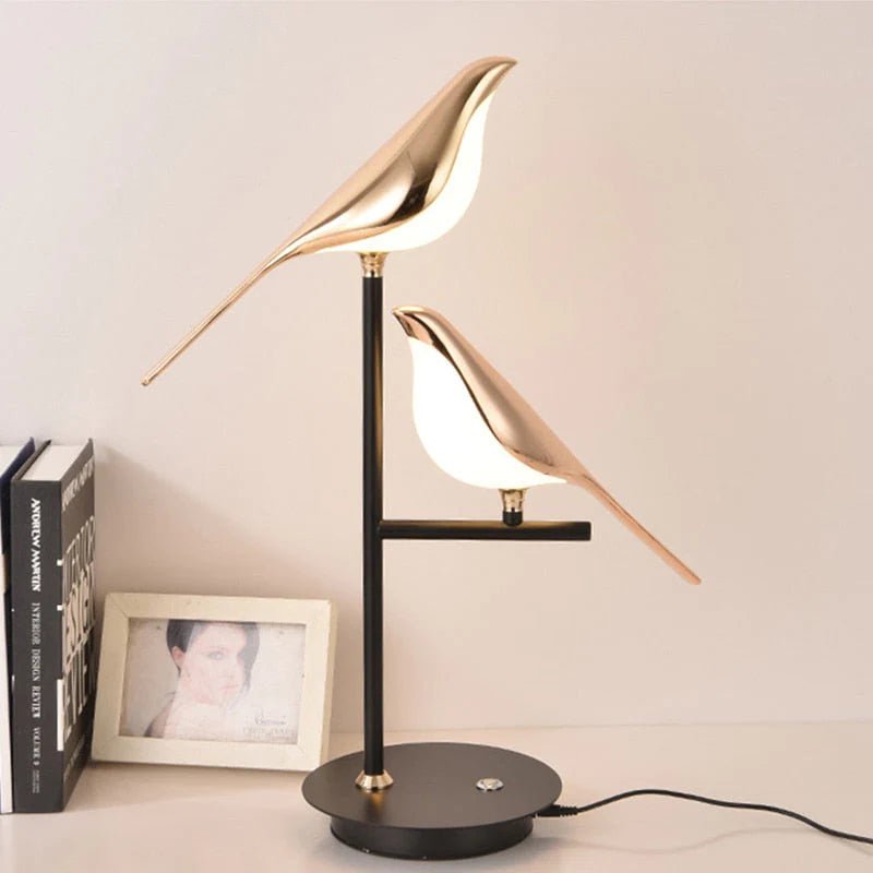 "Stilfull LED-bordlampe i gullfugldesign, elegant og moderne. Perfekt belysning for stue, soverom eller kontor."