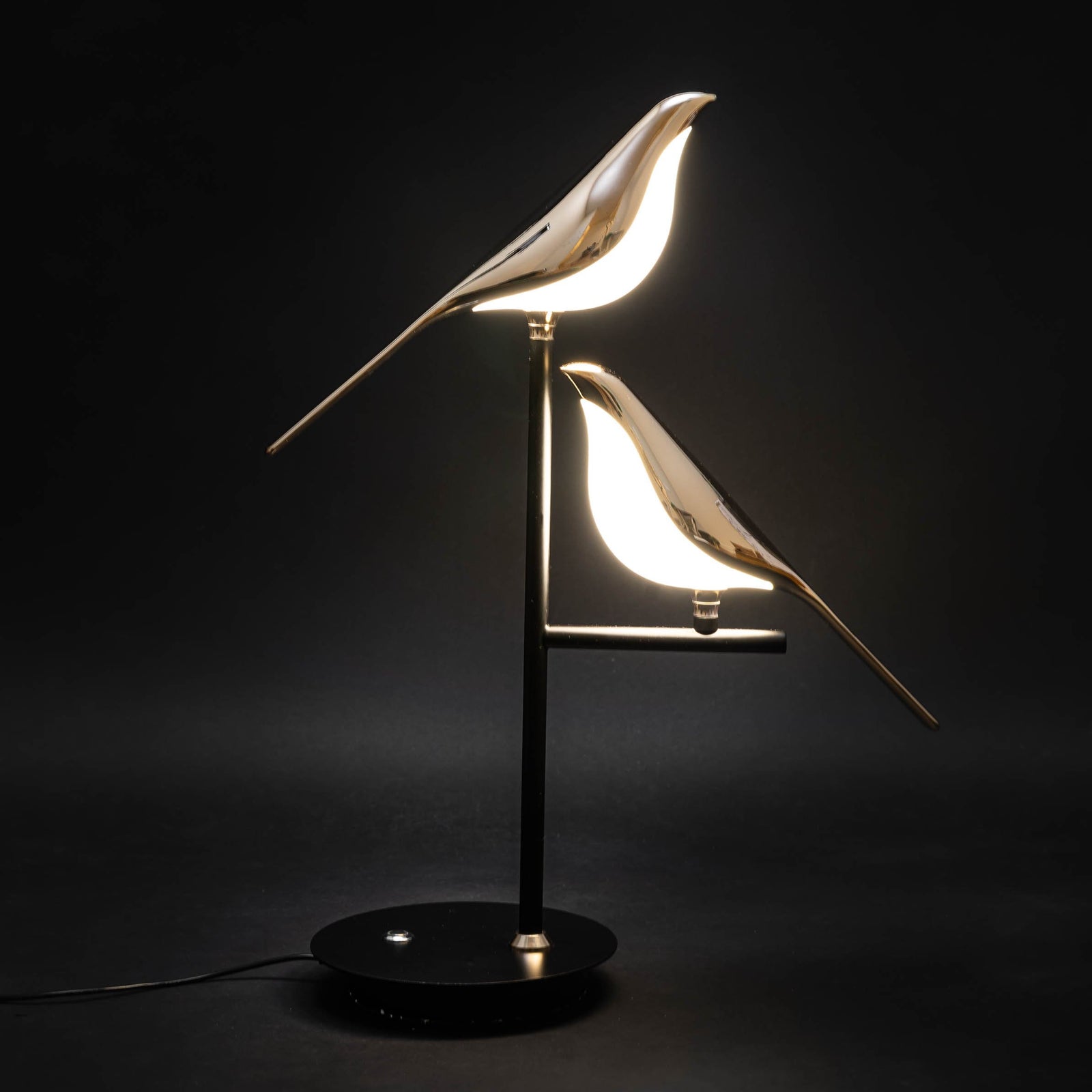 "Stilfull LED-bordlampe i gullfugldesign, elegant og moderne. Perfekt belysning for stue, soverom eller kontor."