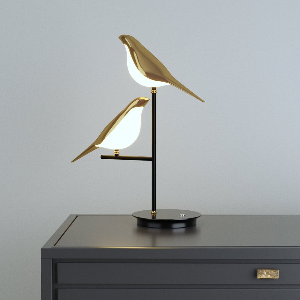 "Stilfull LED-bordlampe i gullfugldesign, elegant og moderne. Perfekt belysning for stue, soverom eller kontor."