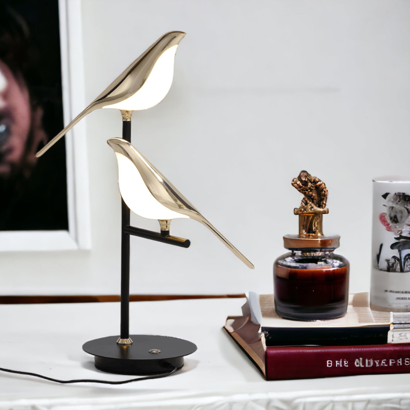 "Stilfull LED-bordlampe i gullfugldesign, elegant og moderne. Perfekt belysning for stue, soverom eller kontor."
