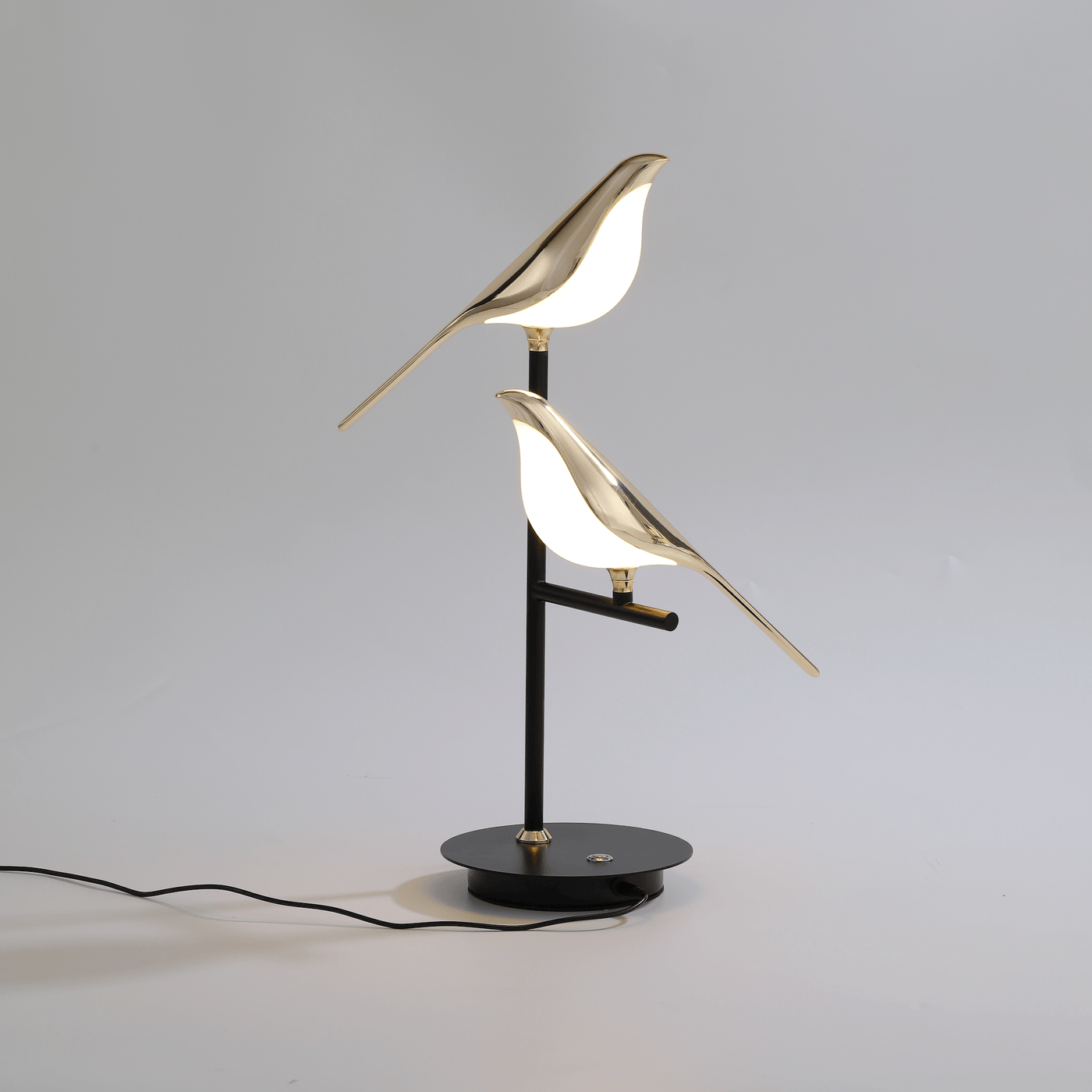 "Stilfull LED-bordlampe i gullfugldesign, elegant og moderne. Perfekt belysning for stue, soverom eller kontor."
