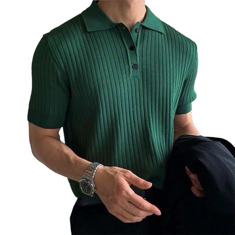 Stilfull, strikket herre polo skjorte i slim fit med korte ermer. Perfekt for smart uformell sommerstil.
