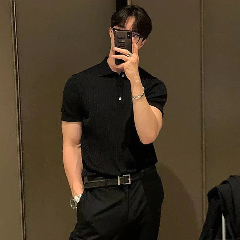 Allsidig strikket slim fit polo skjorte for herrer, perfekt for en smart-casual eller avslappet sommerstil.
