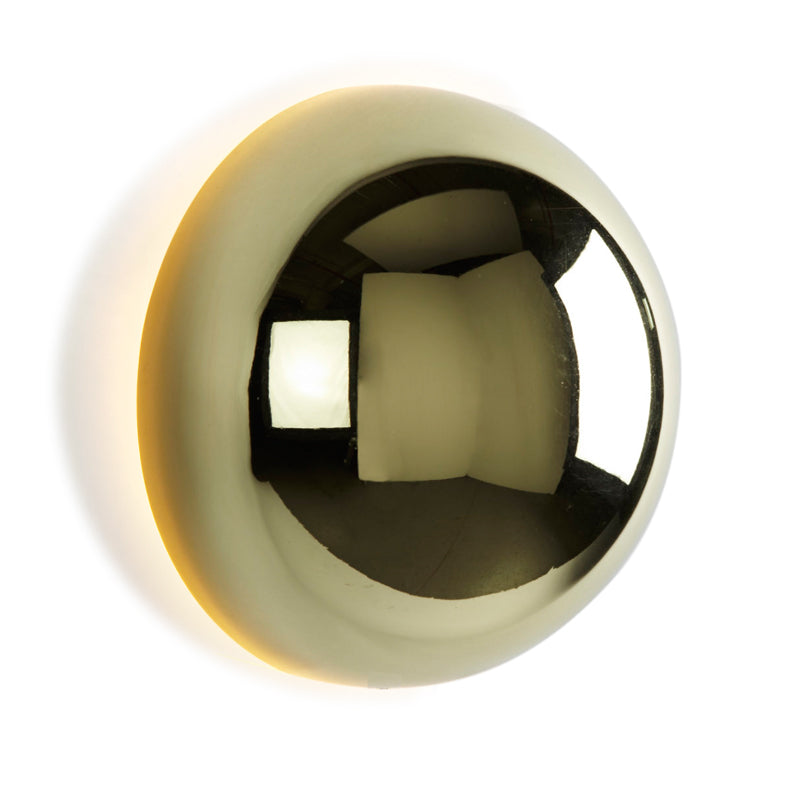 "Stilfull vegglampe med rund silhuett, gull finish og solformørkelseseffekt. Perfekt for moderne og middelalderlig interiør."