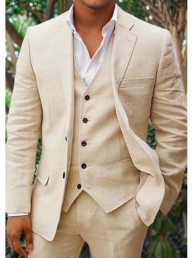 "Stilig 3-delt linsesett for menn med blazer, vest og bukser i delikat farge, perfekt for formelle anledninger."