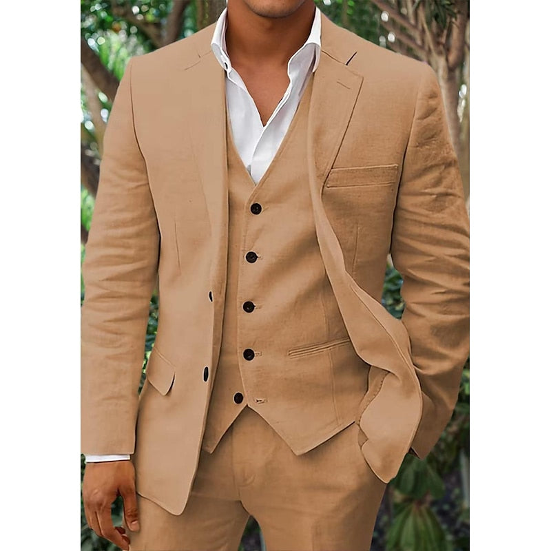 "Stilig 3-delt linsesett for menn med blazer, vest og bukser i delikat farge, perfekt for formelle anledninger."