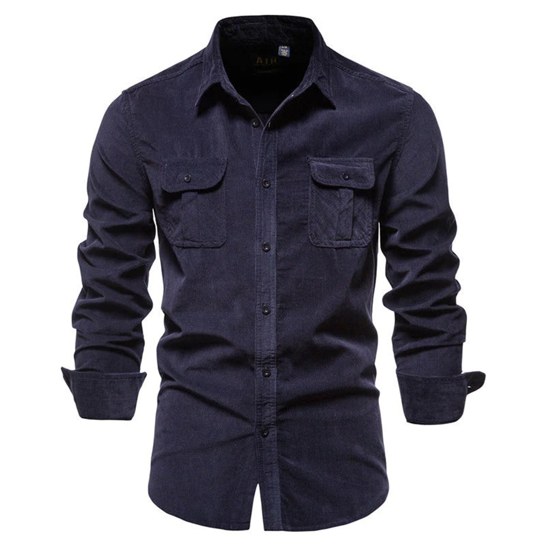 "Stilig corduroy skjorte i løs passform for menn. Perfekt til vårgarderoben, kombineres med jeans for casual look."