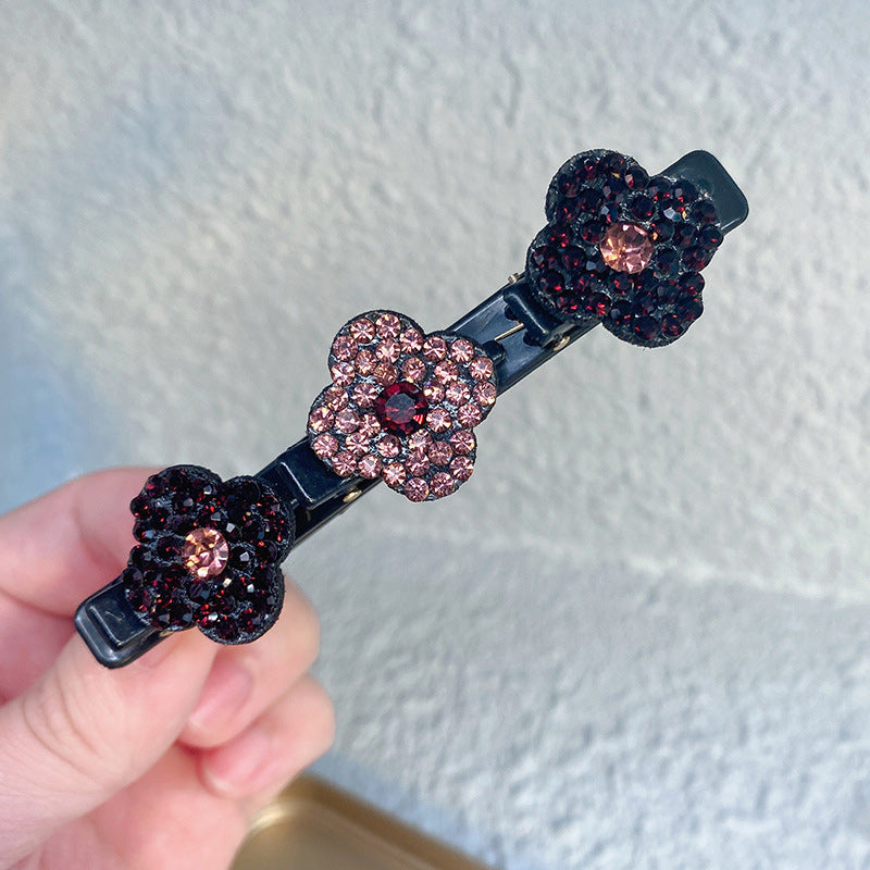"Stilig hårklemme med tre blomster i grå, fargerik, champagne og lilla med glitrende rhinestones for elegant look."