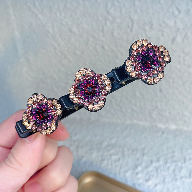 "Stilig hårklemme med tre blomster i grå, fargerik, champagne og lilla med glitrende rhinestones for elegant look."