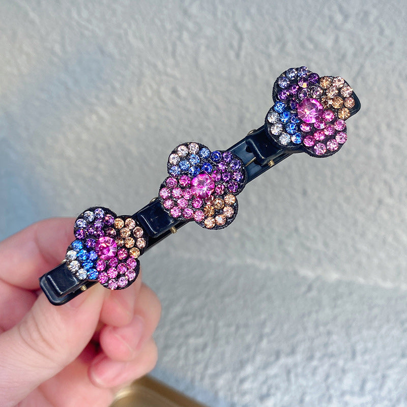 "Stilig hårklemme med tre blomster i grå, fargerik, champagne og lilla med glitrende rhinestones for elegant look."