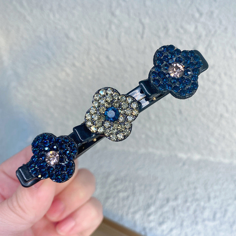 "Stilig hårklemme med tre blomster i grå, fargerik, champagne og lilla med glitrende rhinestones for elegant look."