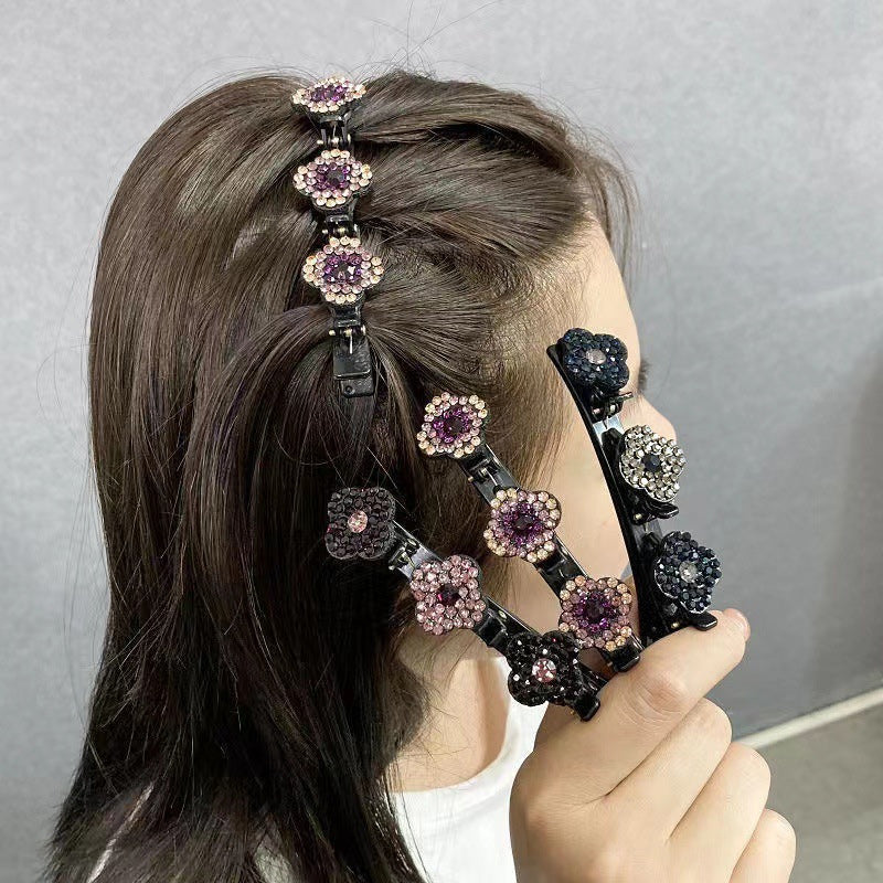 "Stilig hårklemme med tre blomster i grå, fargerik, champagne og lilla med glitrende rhinestones for elegant look."