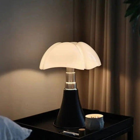 Stilig justerbar Flower bordlampe i svart med opalt metakrylatskjerm, ideell for moderne interiør og energisparende LED-lys.