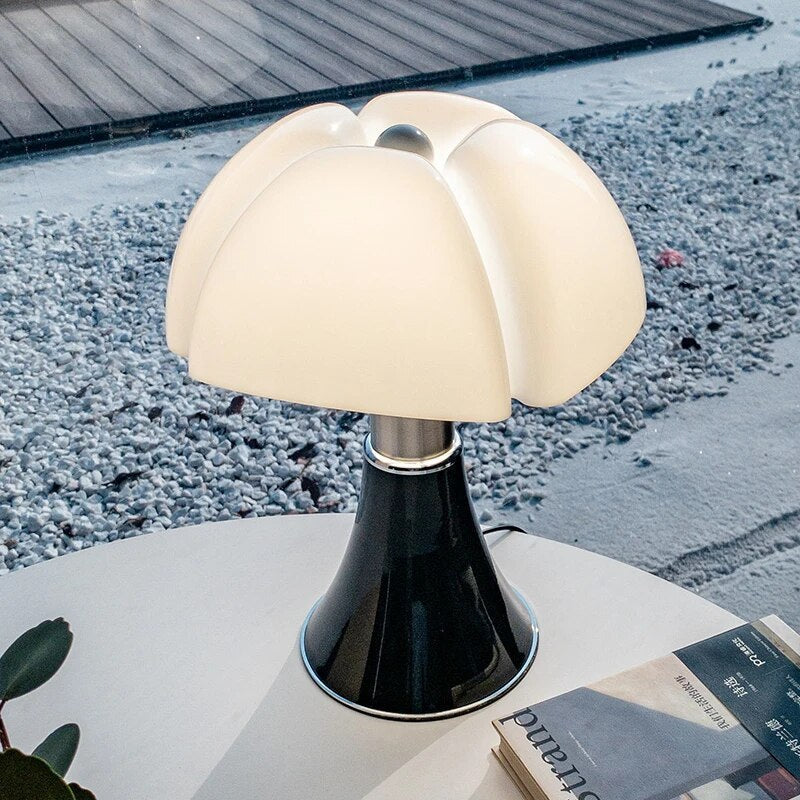 Stilig justerbar Flower bordlampe i svart med opalt metakrylatskjerm, ideell for moderne interiør og energisparende LED-lys.
