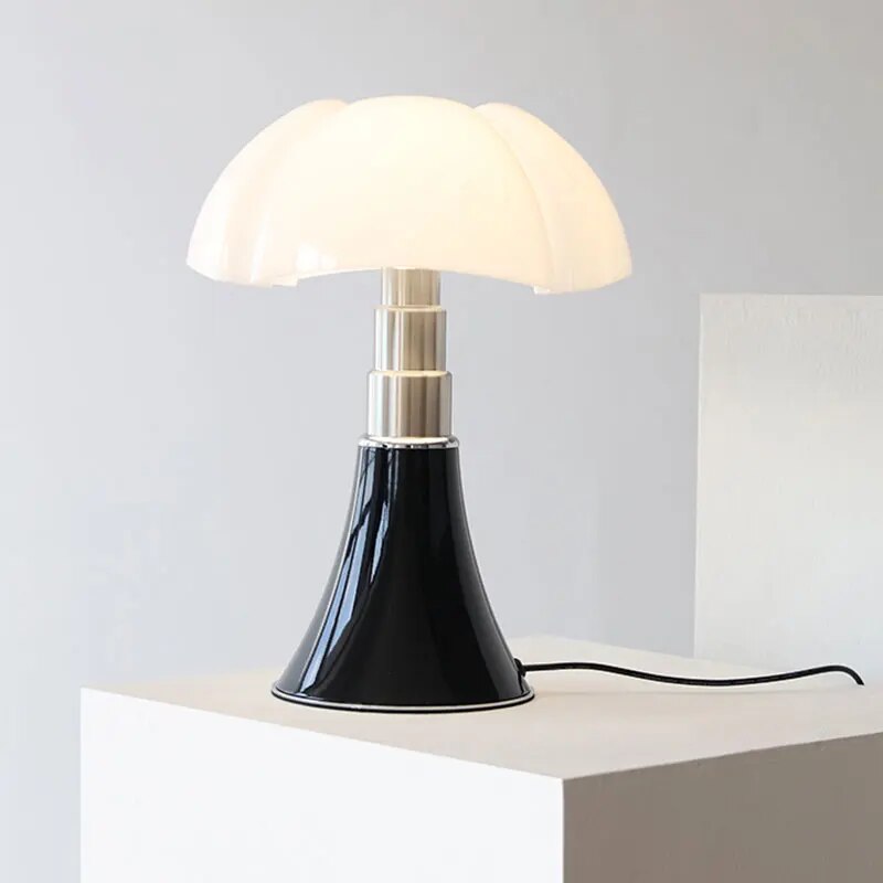 Stilig justerbar Flower bordlampe i svart med opalt metakrylatskjerm, ideell for moderne interiør og energisparende LED-lys.
