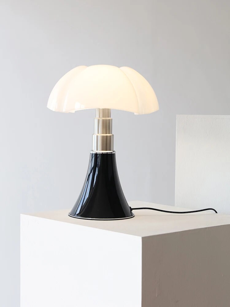 Stilig justerbar Flower bordlampe i svart med opalt metakrylatskjerm, ideell for moderne interiør og energisparende LED-lys.
