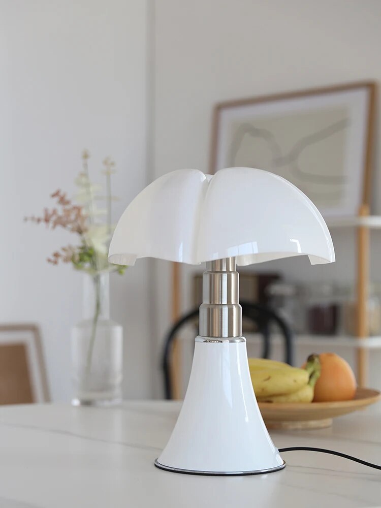 Stilig justerbar Flower bordlampe i svart med opalt metakrylatskjerm, ideell for moderne interiør og energisparende LED-lys.