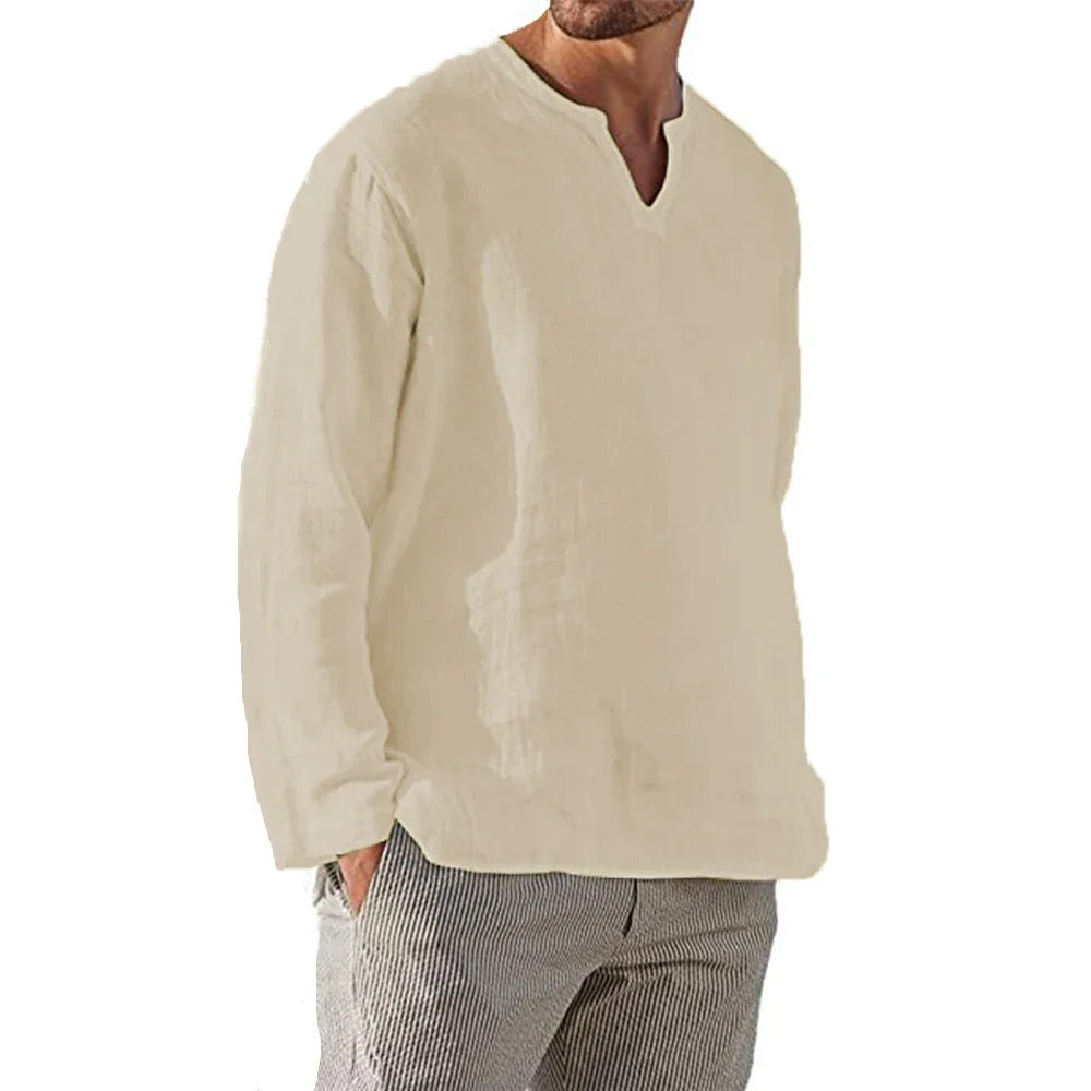 Mann i komfortabel, avslappet V-hals skjorte. En perfekt langermet fritidsskjorte for stilig hverdagslook.
