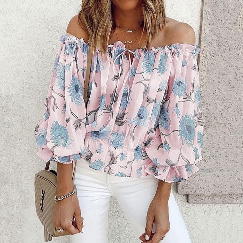 Mønstret damebluse med off-shoulder design og lekne volanger. En casual og chic vårbluse for kvinner.