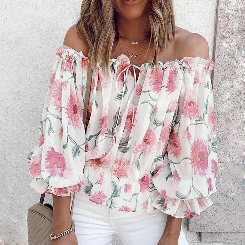 Komfortabel og stilig off-shoulder sommerbluse med blomstertrykk og volanger. Kvinneklær for hverdag.