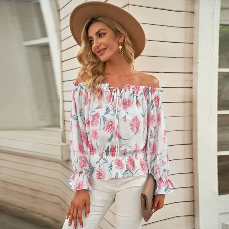 Stilig blomstret off-shoulder topp for dame med volanger. En populær sommerbluse og festtopp.