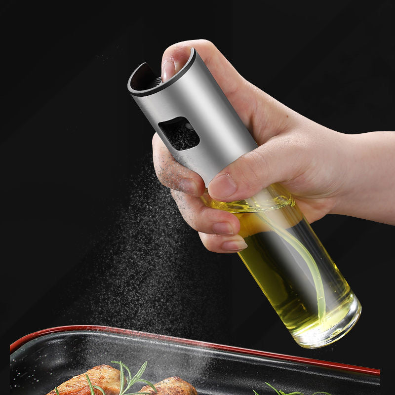 Stilig og slitesterk spray-dispenser for olje av glass, perfekt for kontrollert påføring uten søl, ideell for kjøkkenet.
