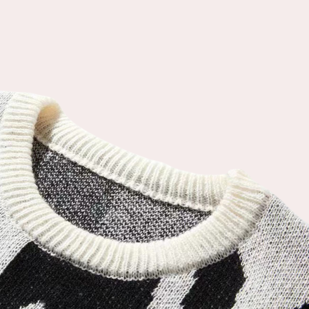 Detalj av tekstur på en trendy, strikket herregenser. En komfortabel og robust genser for mange sesongers bruk.
