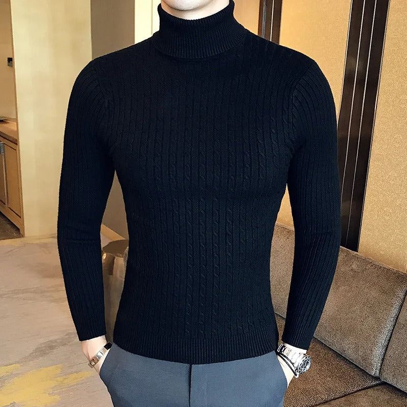 Ryggvisning av en herremote strikket rullegenser, som viser slim fit og komfortabel passform.