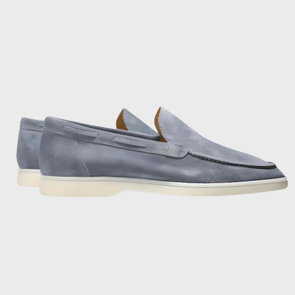 Stilige grå loafers for menn, kombinert med klassisk design og moderne komfort, ideelle for sommerantrekk.