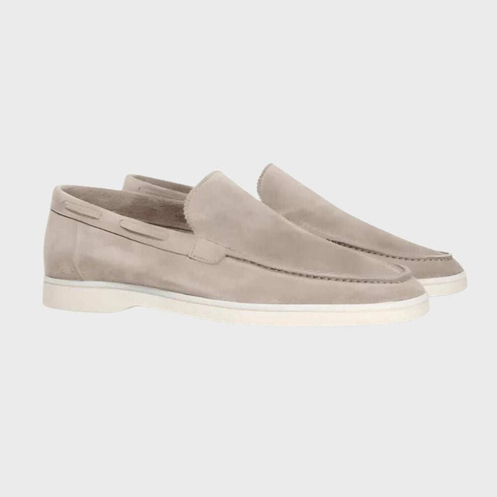 Stilige grå loafers for menn, kombinert med klassisk design og moderne komfort, ideelle for sommerantrekk.