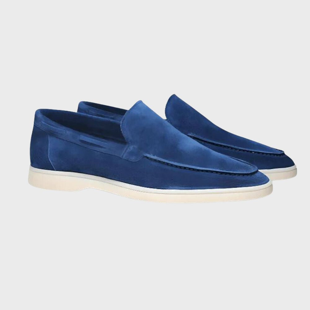 Stilige grå loafers for menn, kombinert med klassisk design og moderne komfort, ideelle for sommerantrekk.