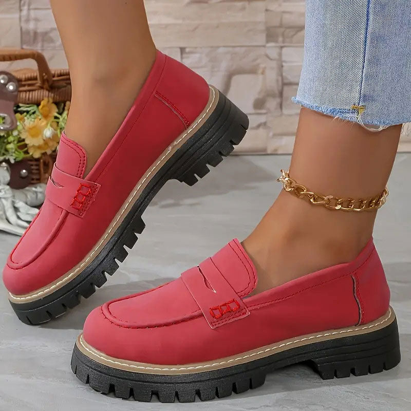 Trendy kvinne loafers med markant chunky såle, elegante og moteriktige for en moderne stil.