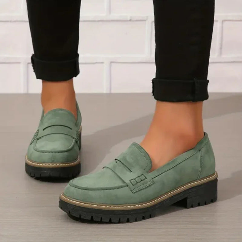 Elegante kvinne loafers i skinnende finish med chunky såle, en stilfull og komfortabel flats for kvinner.
