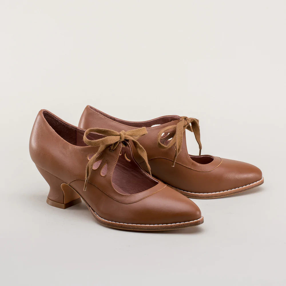 Moderne pumps for damer i stilig kunstlær. Komfortable høye hæler med sklisikker såle.