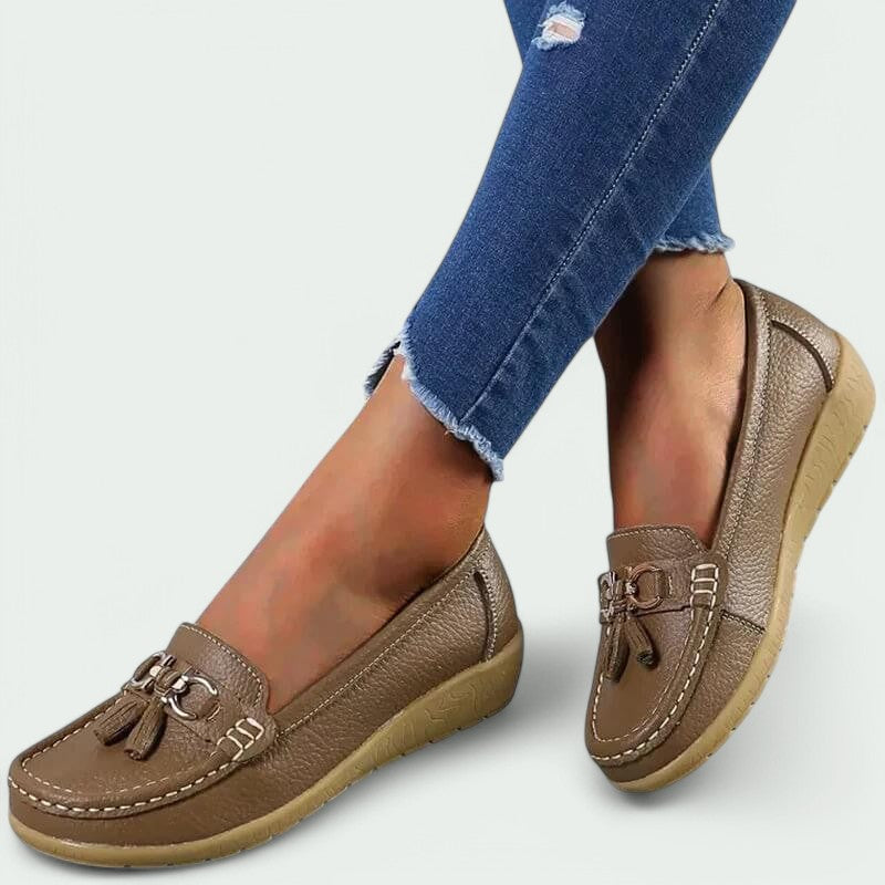 Nærbilde av myke, behagelige kvinners mokasiner; detaljer av overmateriale, perfekt som lett slip-on komfortsko.