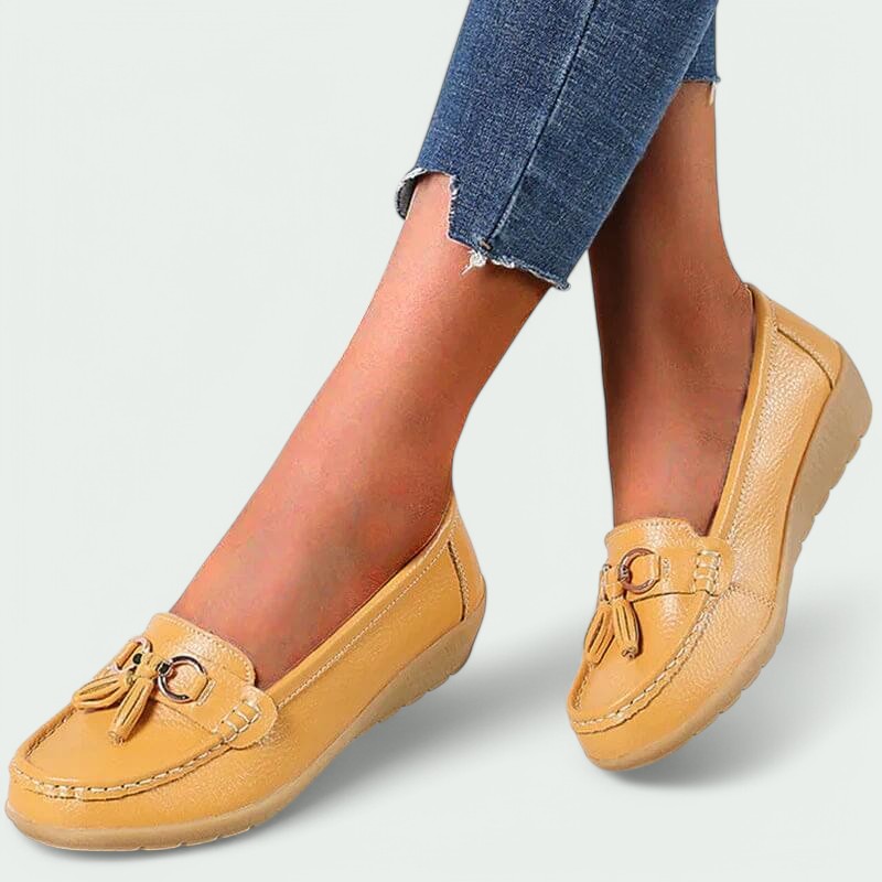Stilige kvinners mokasiner i lys farge, lette slip-on flats. Ideelle for sommeren, en behagelig casual hverdagsmokasin.
