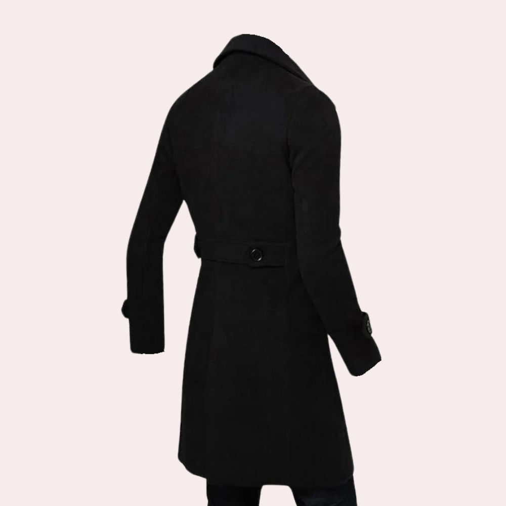 Elegant svart herre trenchcoat. Dobbeltradet frakk for en stilren business casual look i vinter.