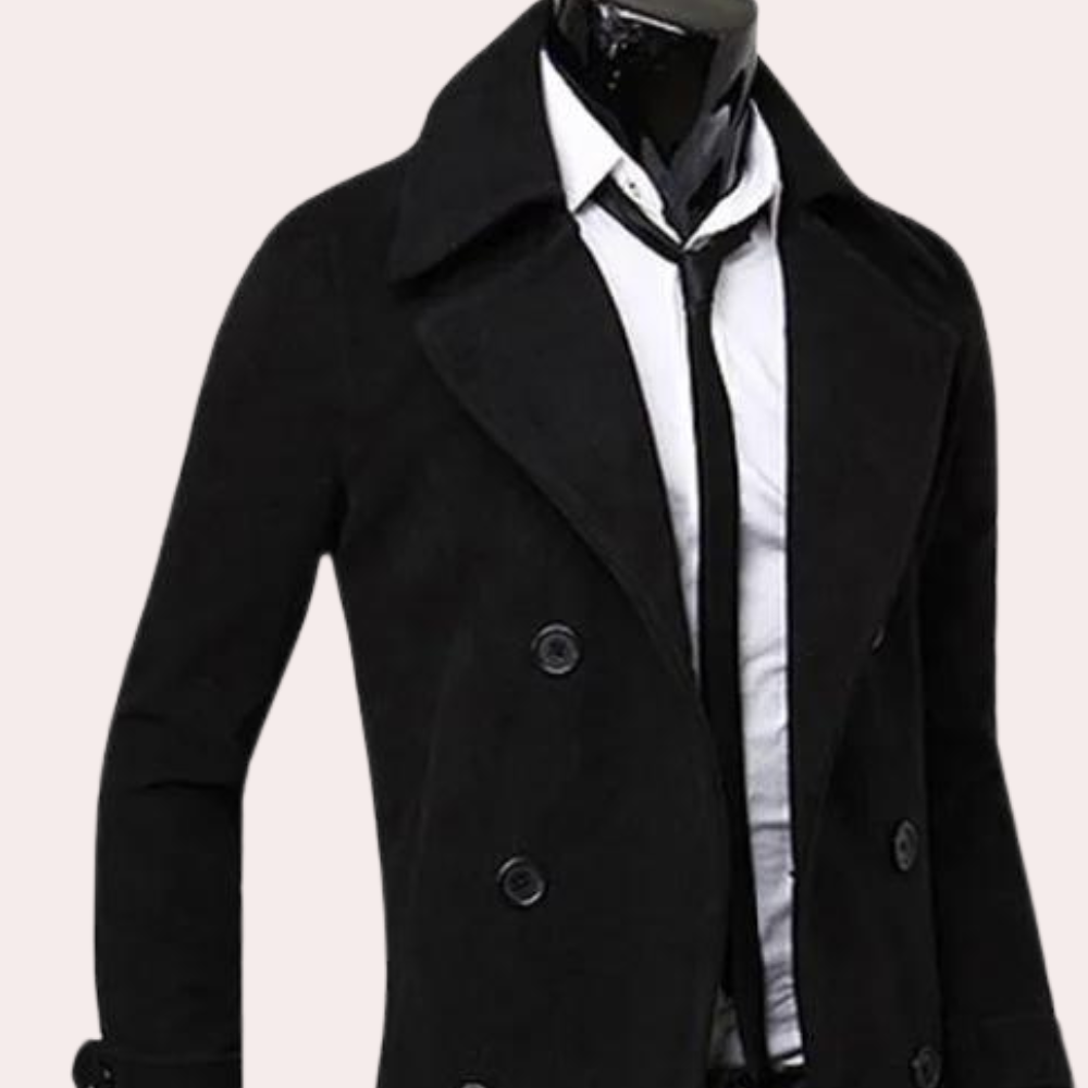Brun herre trenchcoat med dobbeltradet design. Klassisk og allsidig ytterplagg for høst og vår.