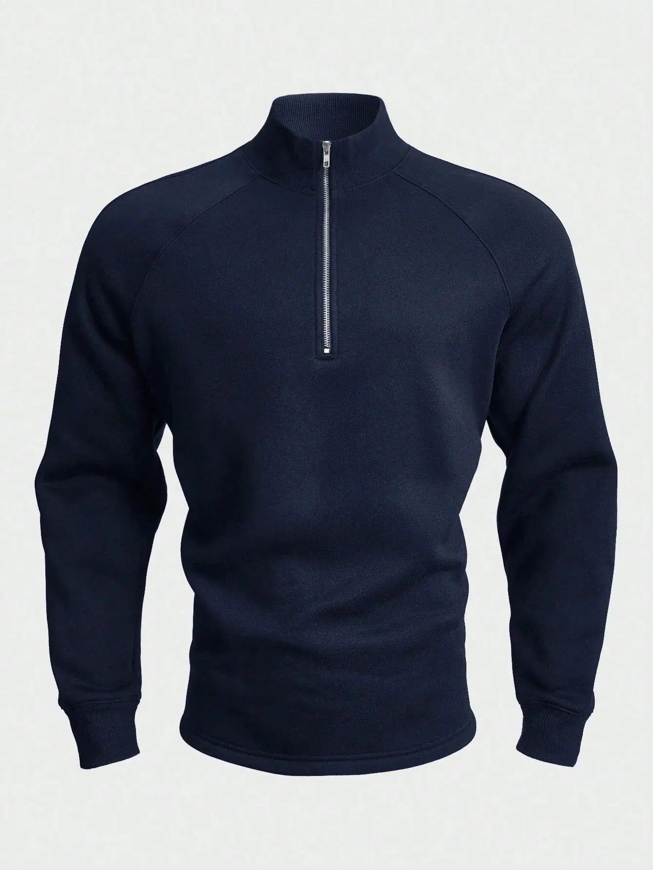 En mann i casual halv-zip genser går ute. Genseren er grå og passer til fritidsbruk og hverdag.